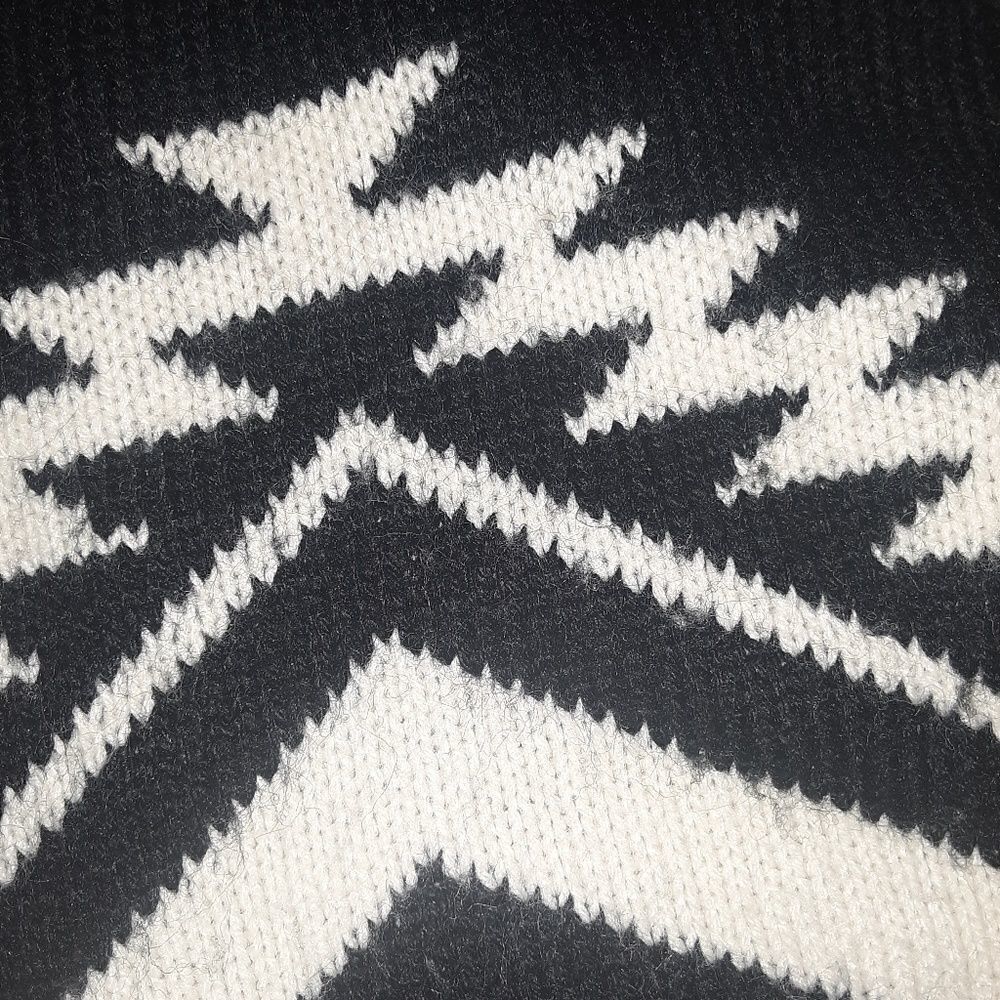 Audrey Ann Aztec Print Sweater Top Size S/M - Picture 4 of 4